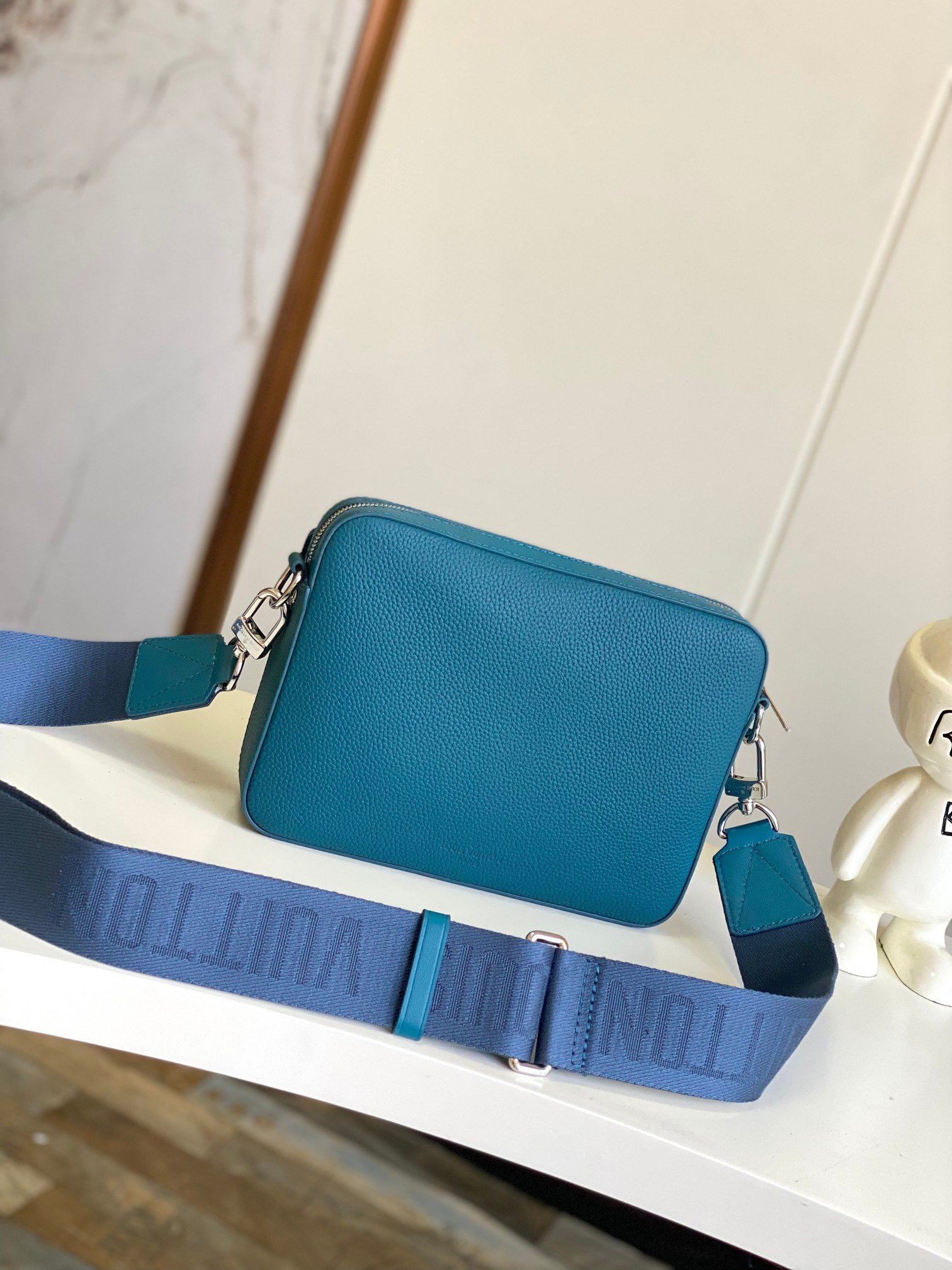 LV High-quality cowhide bag in a professional business style L91505 - Image 3