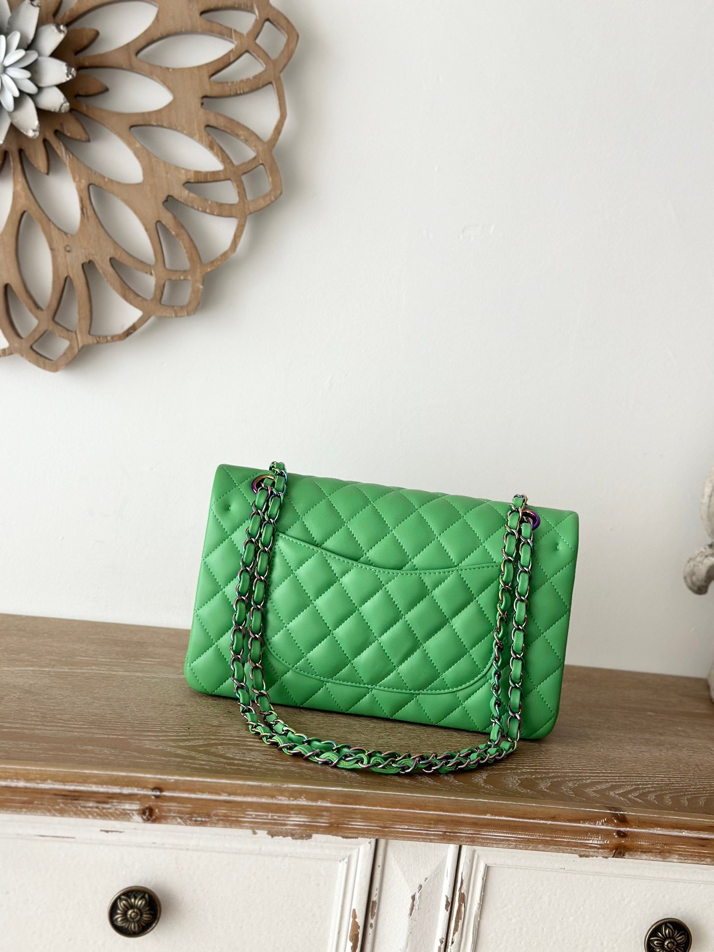 Chanel Little Lamb Leather Gold-Trimmed Fashion Handbag L91202 - Image 6