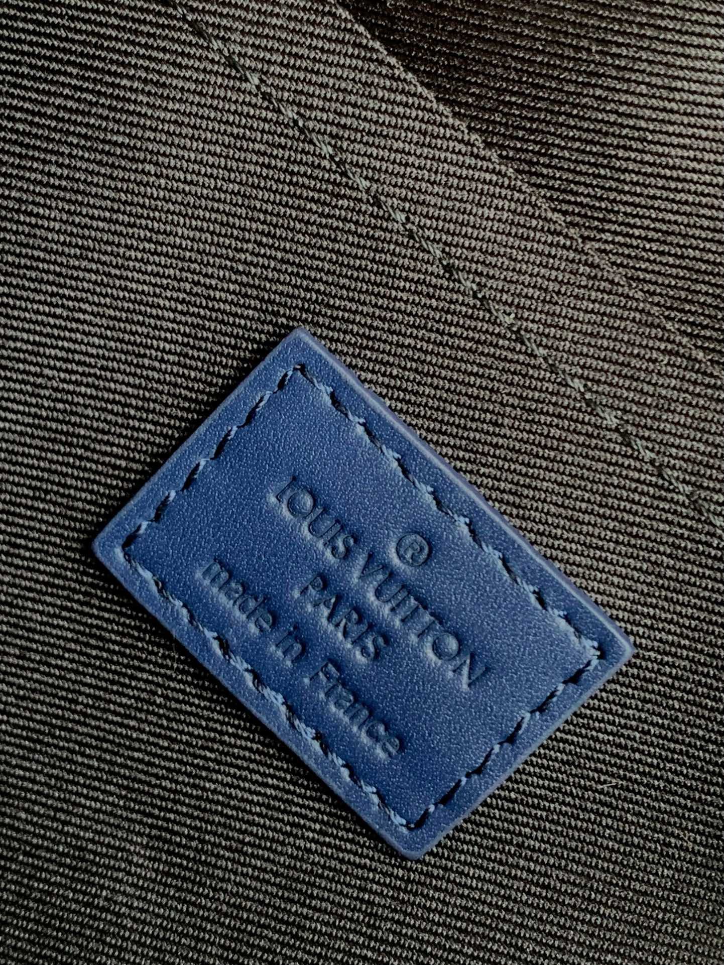 LV High-quality cowhide bag in a professional business style L91505 - Image 5