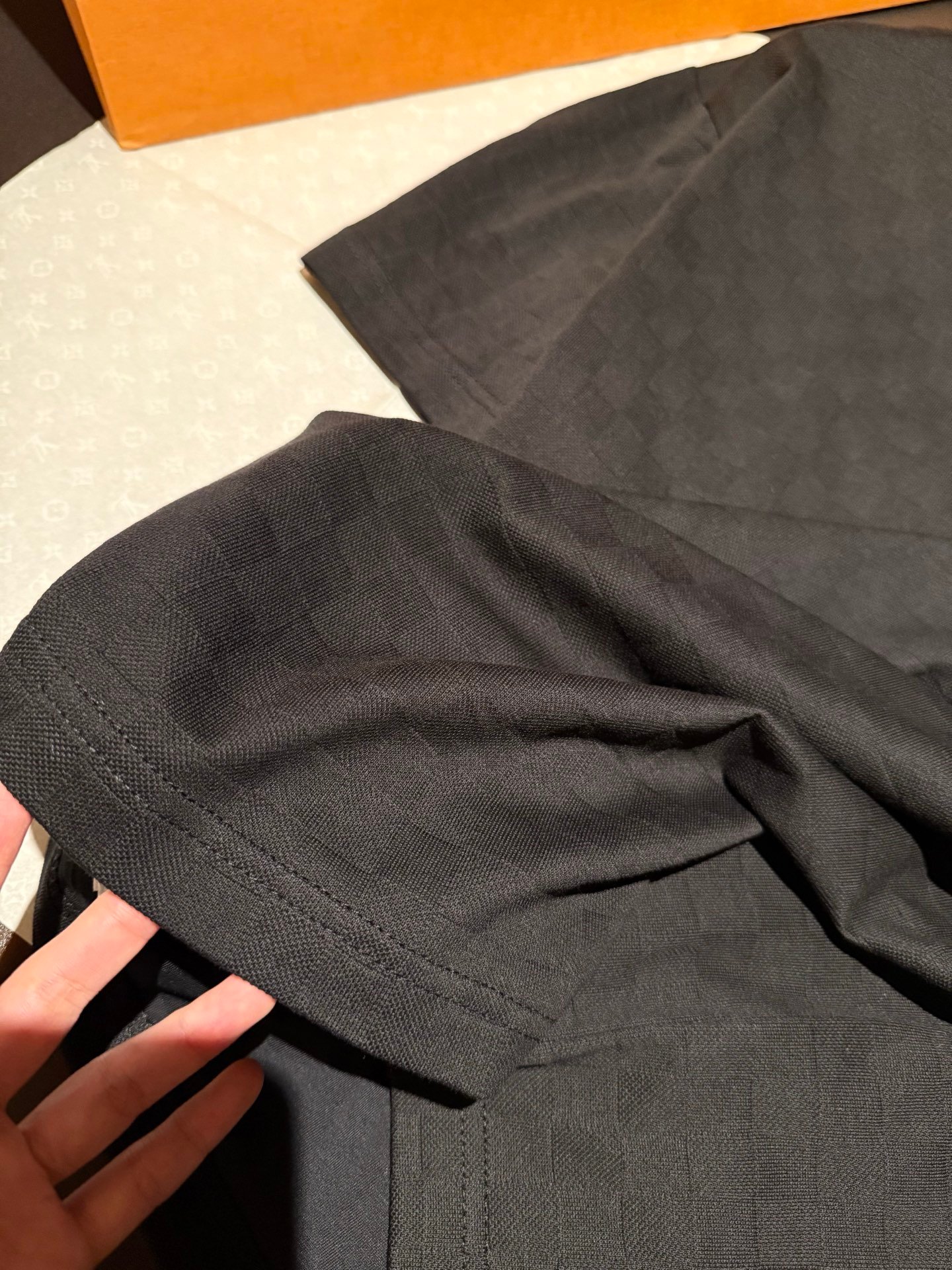 Luxury Black Louis Vuitton T-Shirt 90306 - Image 4