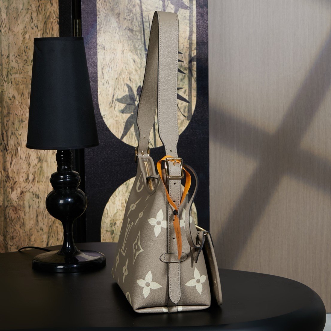 LV Underarm Bag L91803 - Image 4