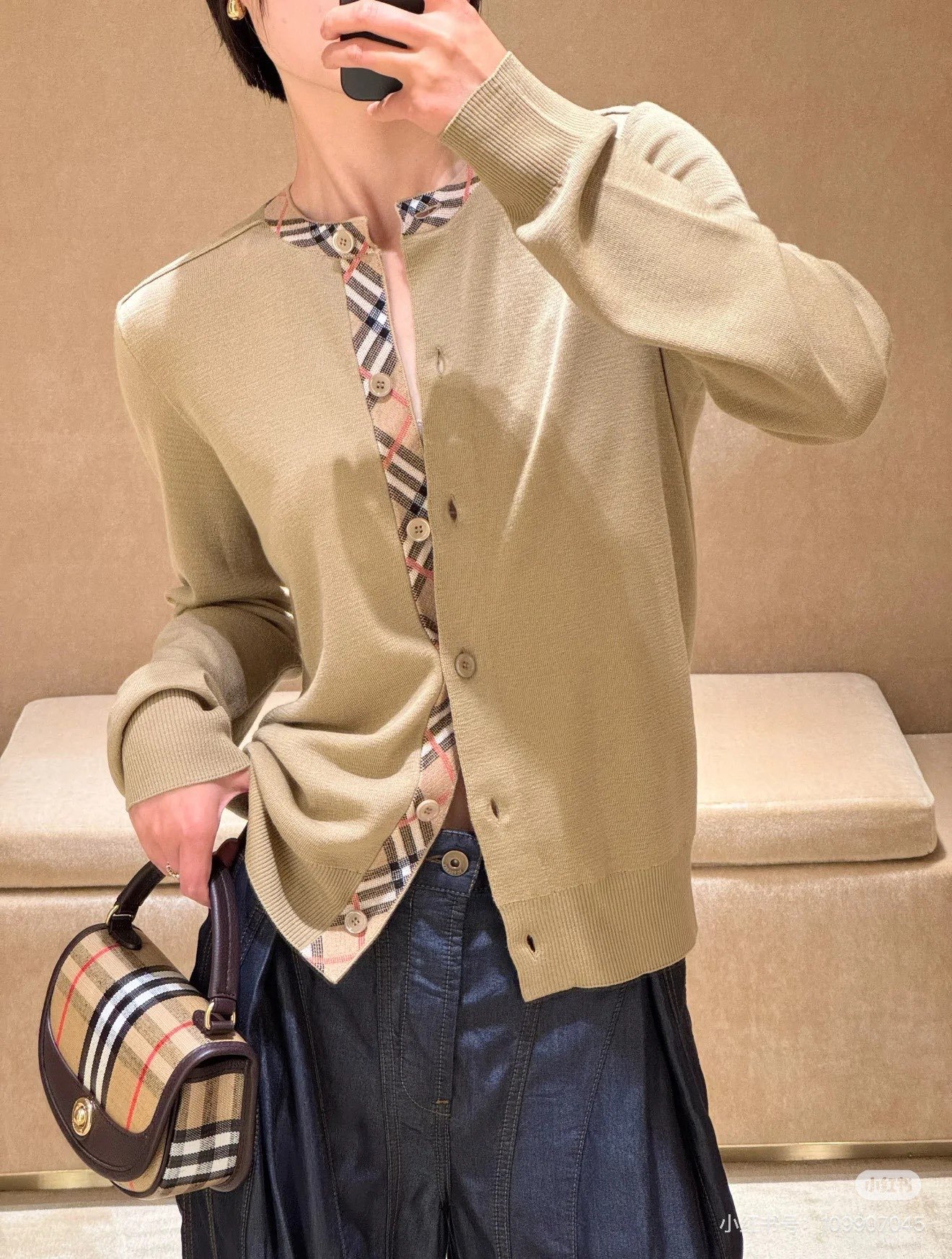 Burberry Contrasting Color Round-neck Knit Cardigan D92905 - Image 7