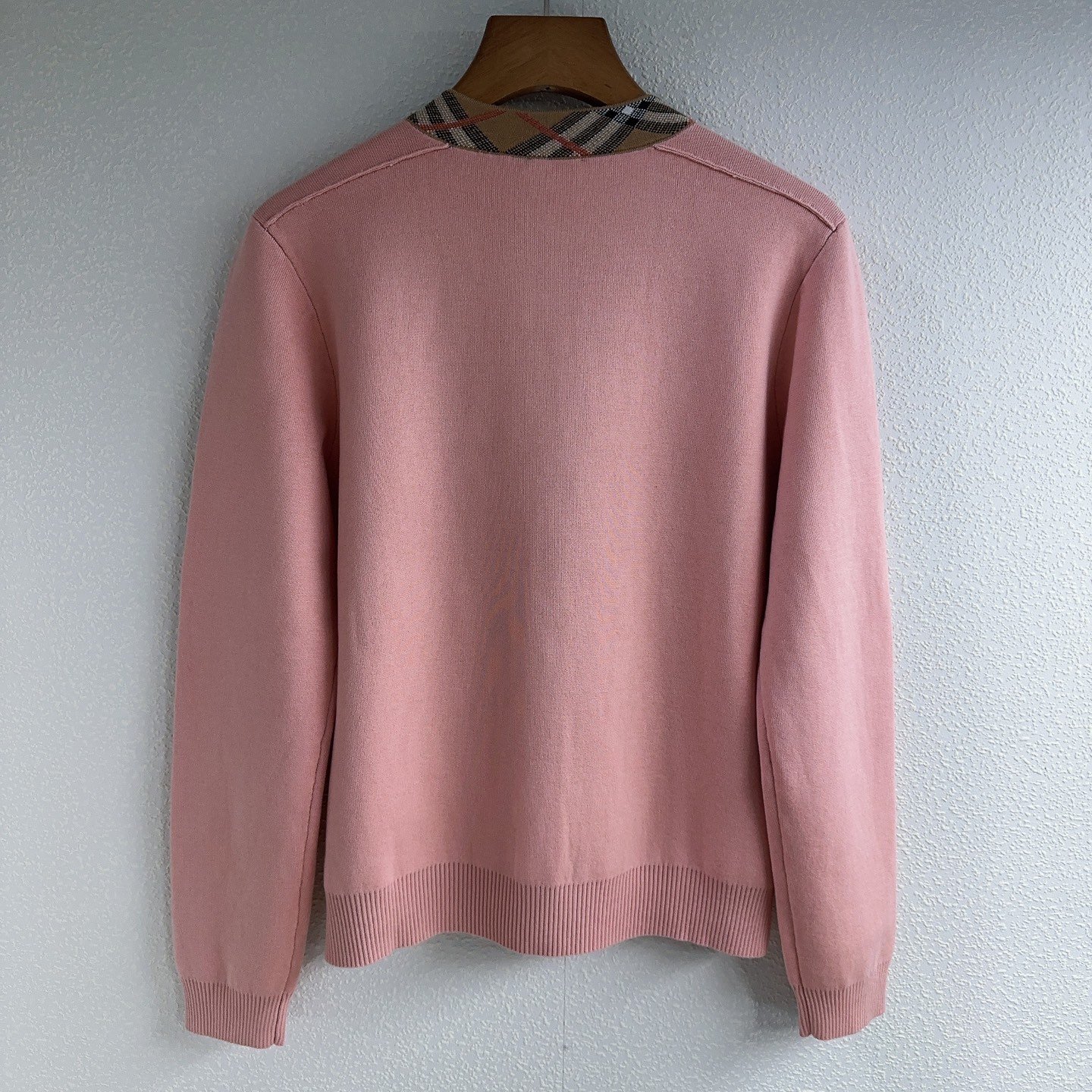 Burberry Contrasting Color Round-neck Knit Cardigan D92905 - Image 3