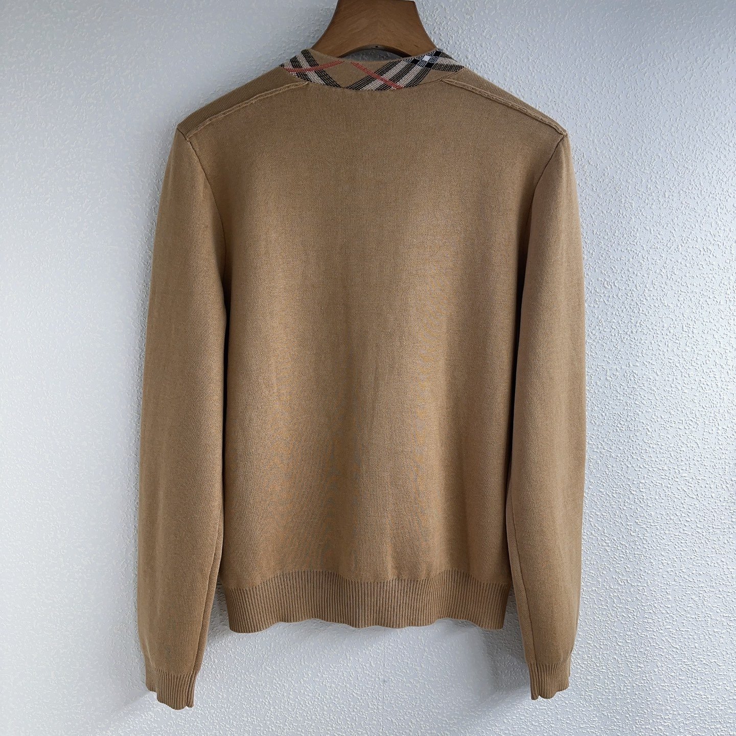 Burberry Contrasting Color Round-neck Knit Cardigan D92905 - Image 6