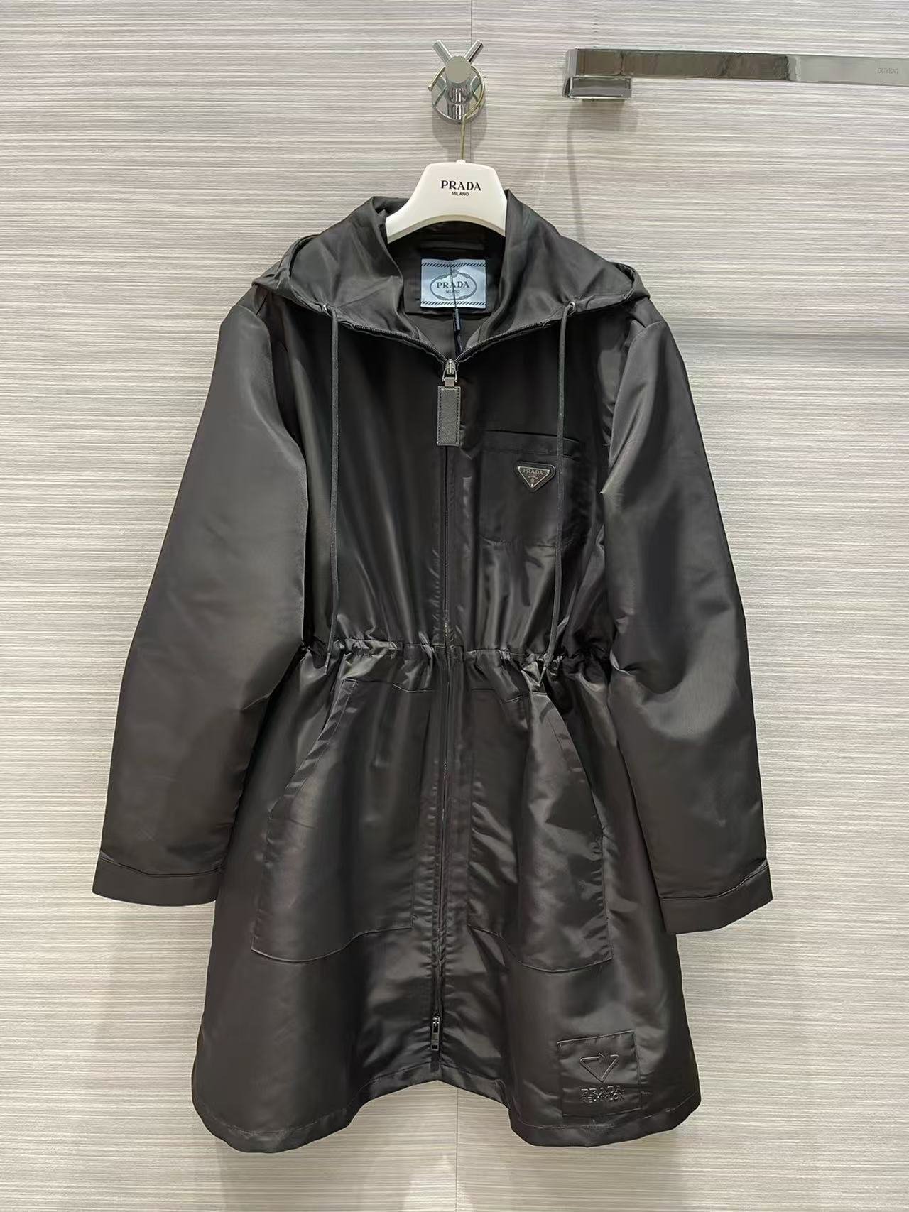 Prada Long-Sleeved Tight-Sleeved Coat D100110
