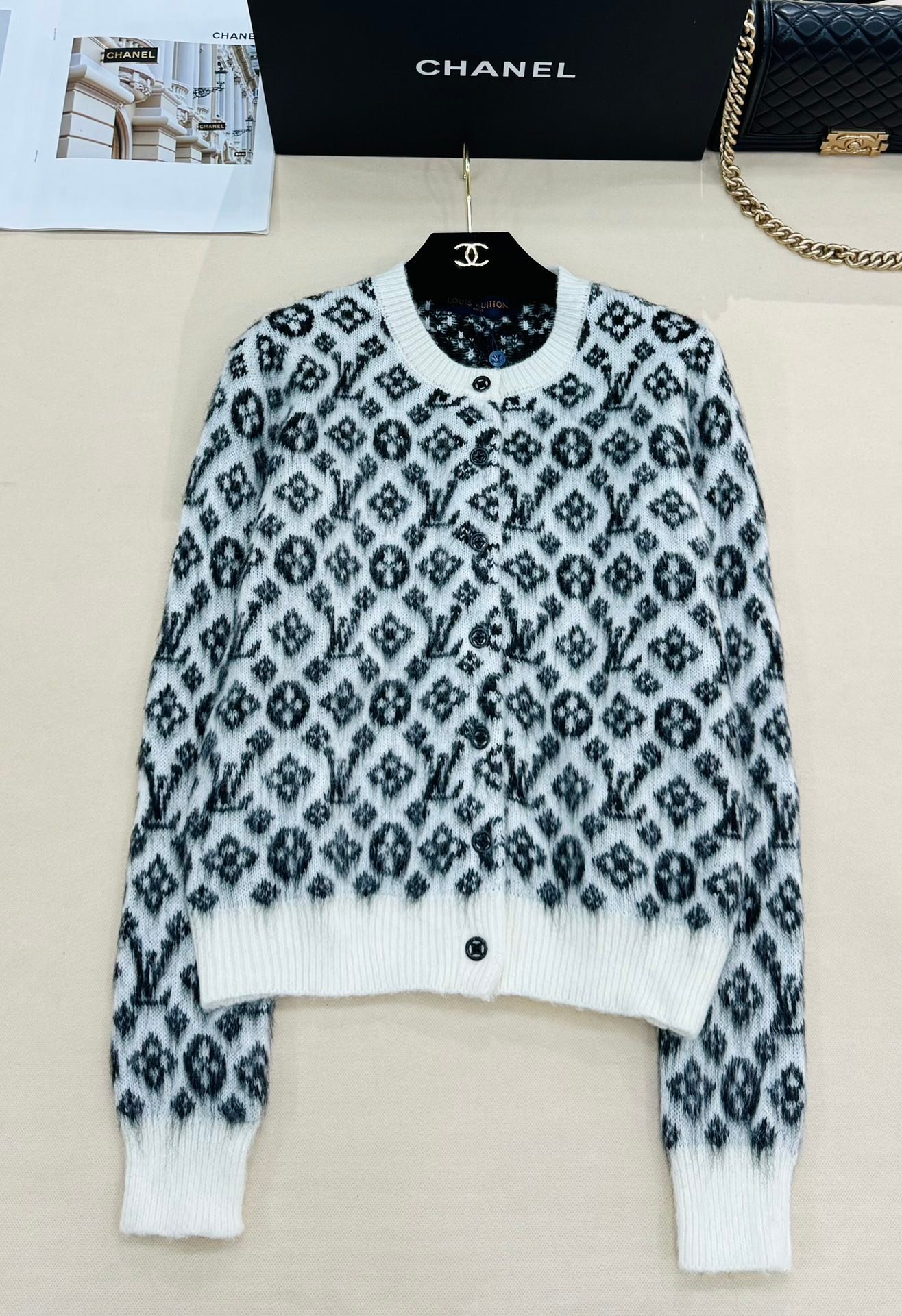 LV Knitted Round-neck Sweater with Long Sleeves D102104