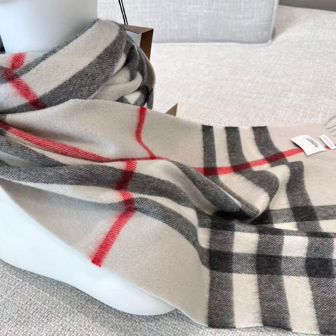 Burberry Vintage Check Cashmere Scarf L101003 - Image 7