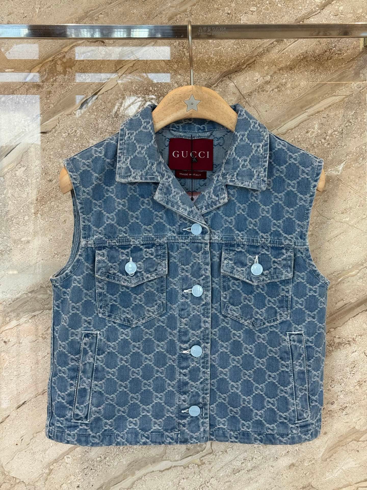 Gucci round-neck long-sleeved cardigan D100106