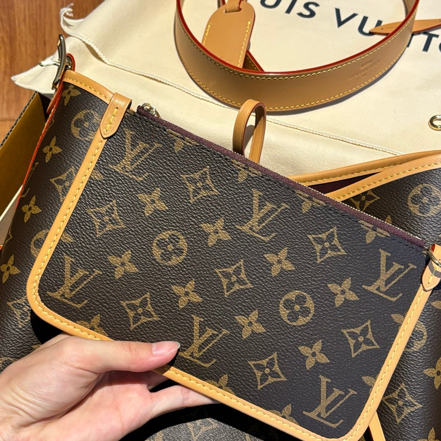 Louis Vuitton Capucines Bag L100804 - Image 3