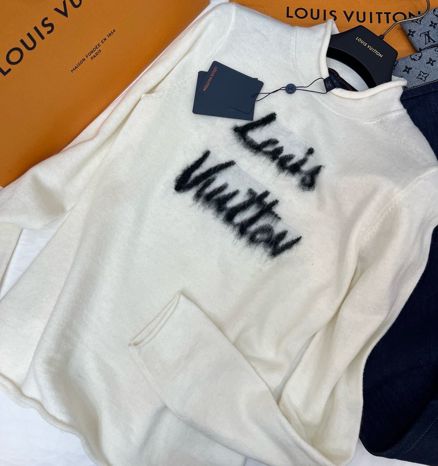 LV brushed letter knit long-sleeve shirt D100904 - Image 3