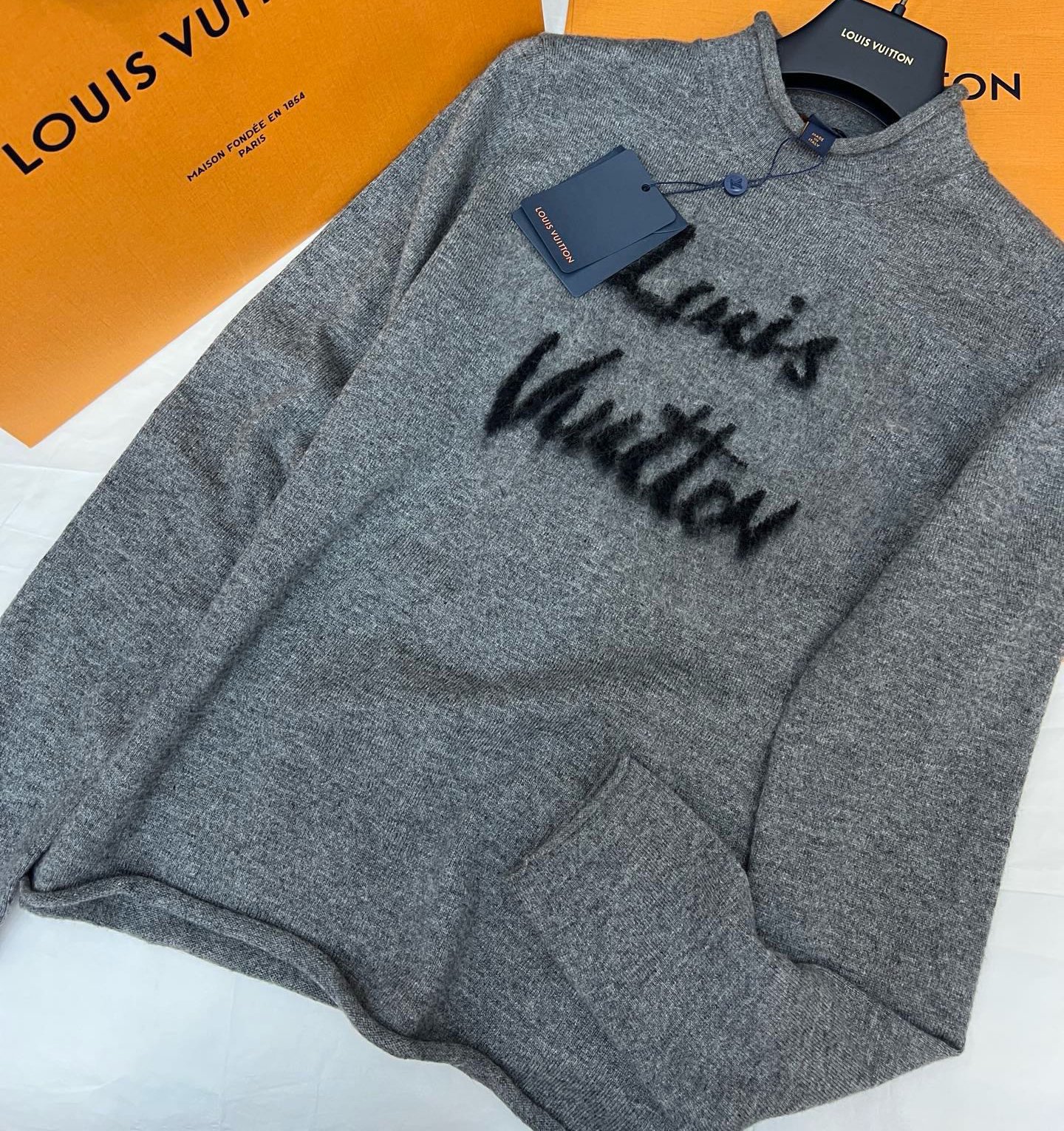 LV brushed letter knit long-sleeve shirt D100904 - Image 4