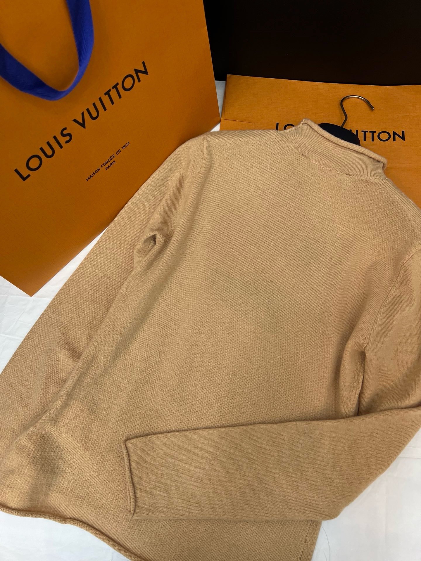LV brushed letter knit long-sleeve shirt D100904 - Image 5