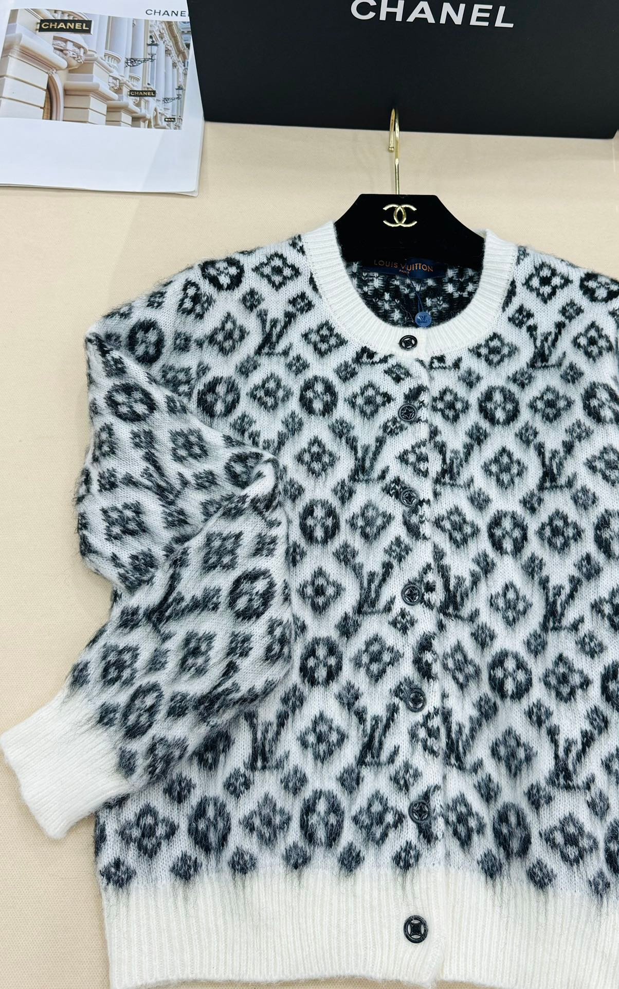 LV Knitted Round-neck Sweater with Long Sleeves D102104 - Image 4