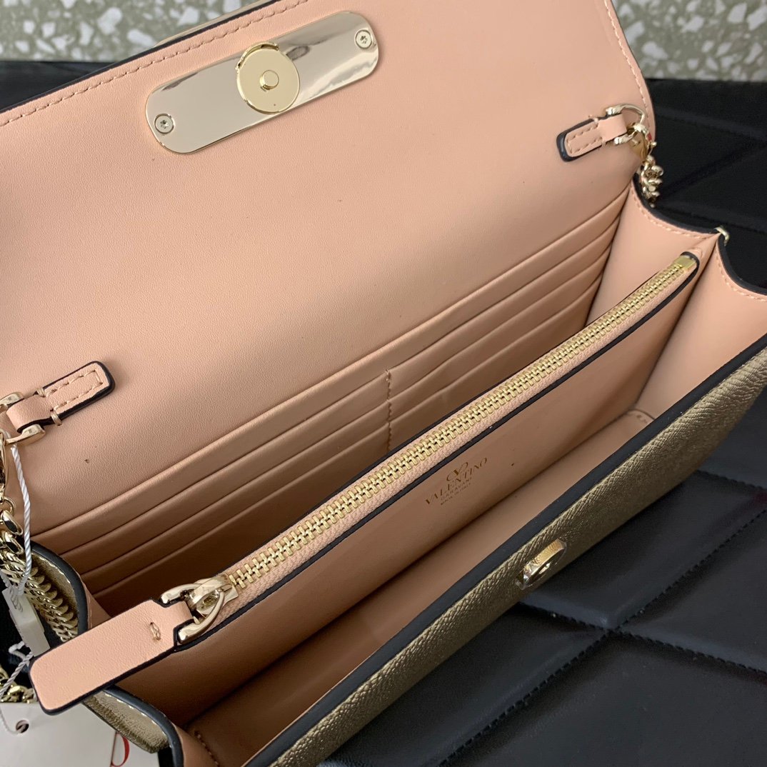 Valentino new handbag collection L102304 - Image 6