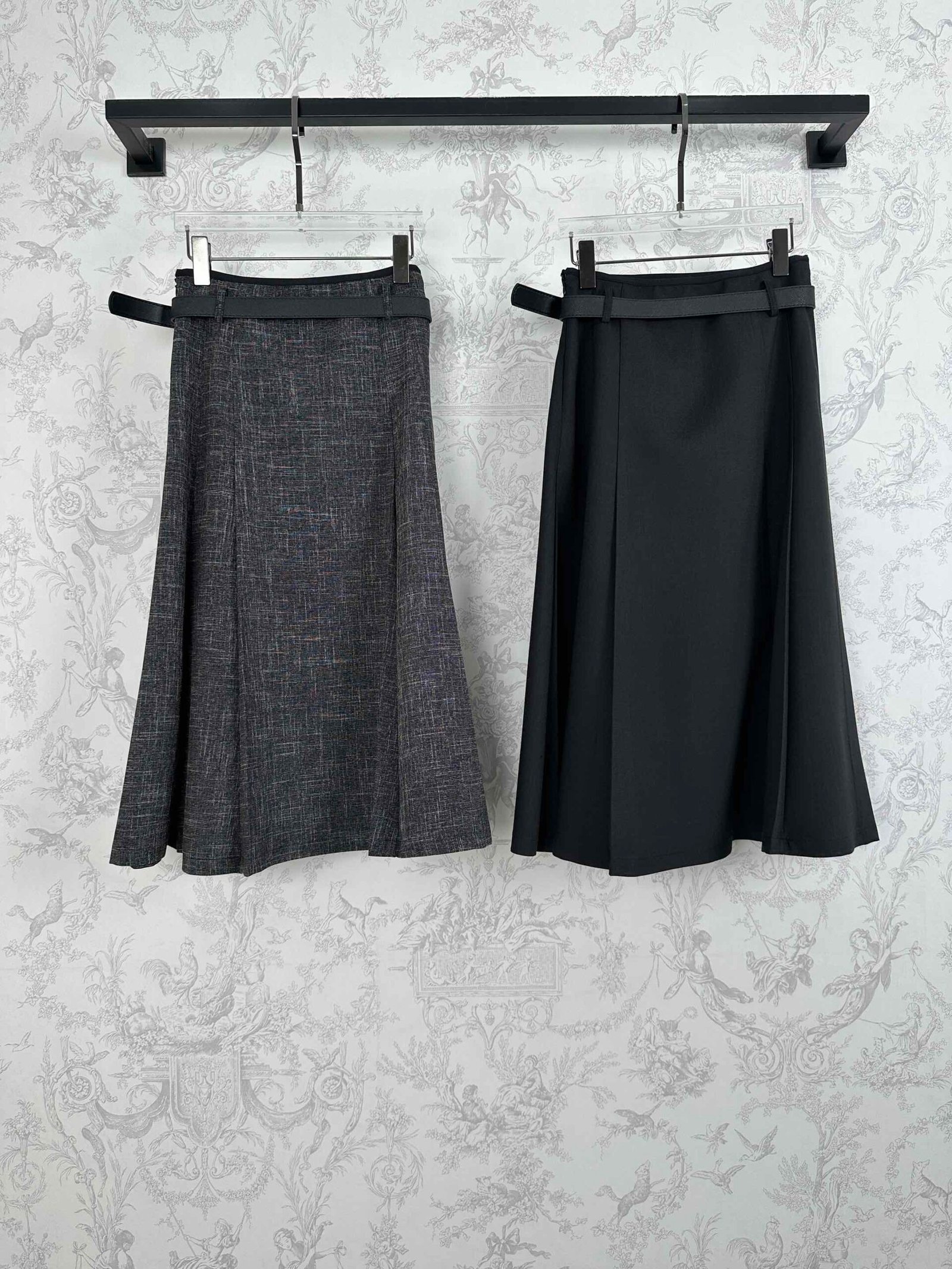 PRADA fashionable long halter-style skirt D102705 - Image 5