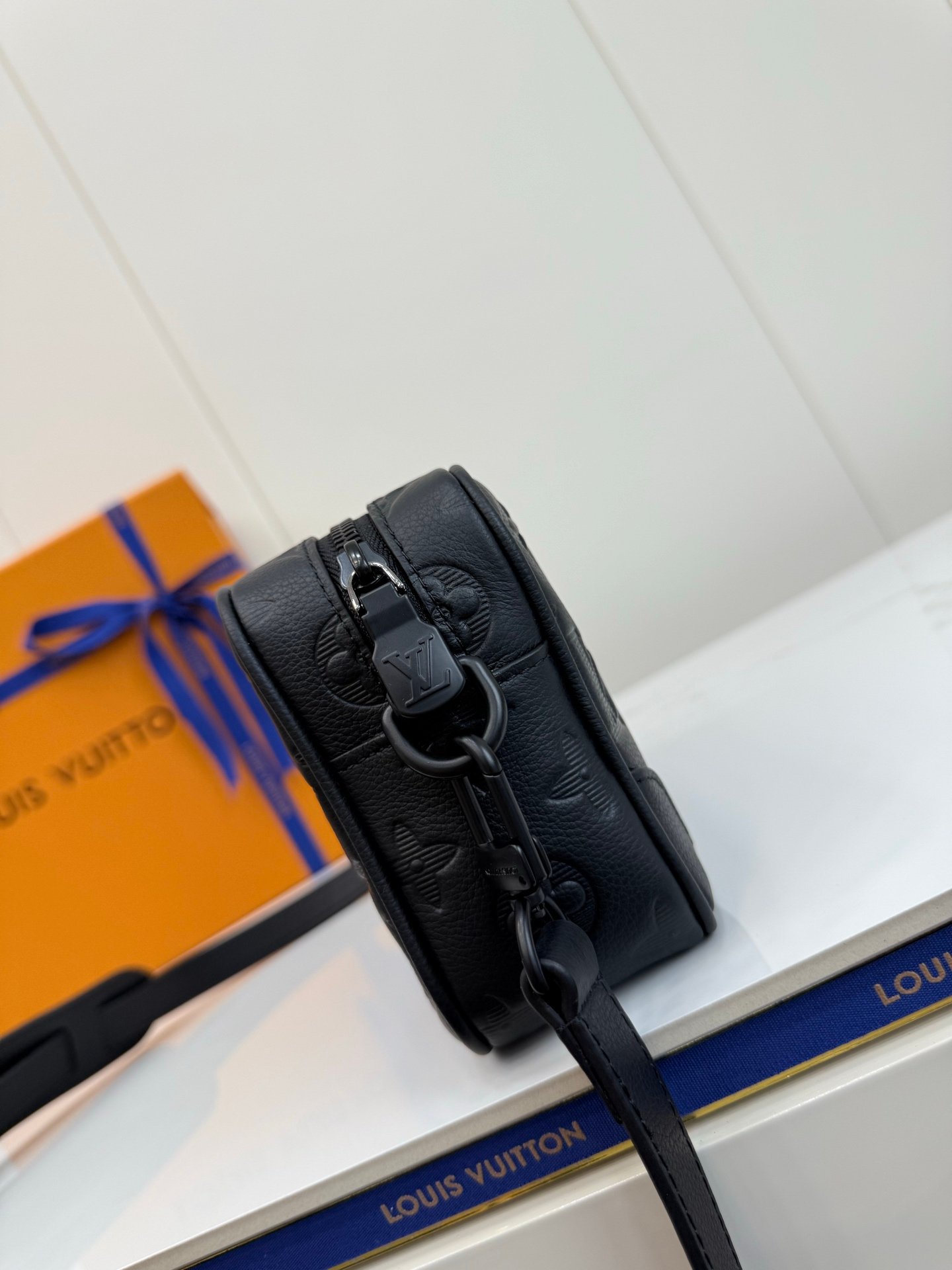 LV Mini Crossbody Bag L102902 - Image 6