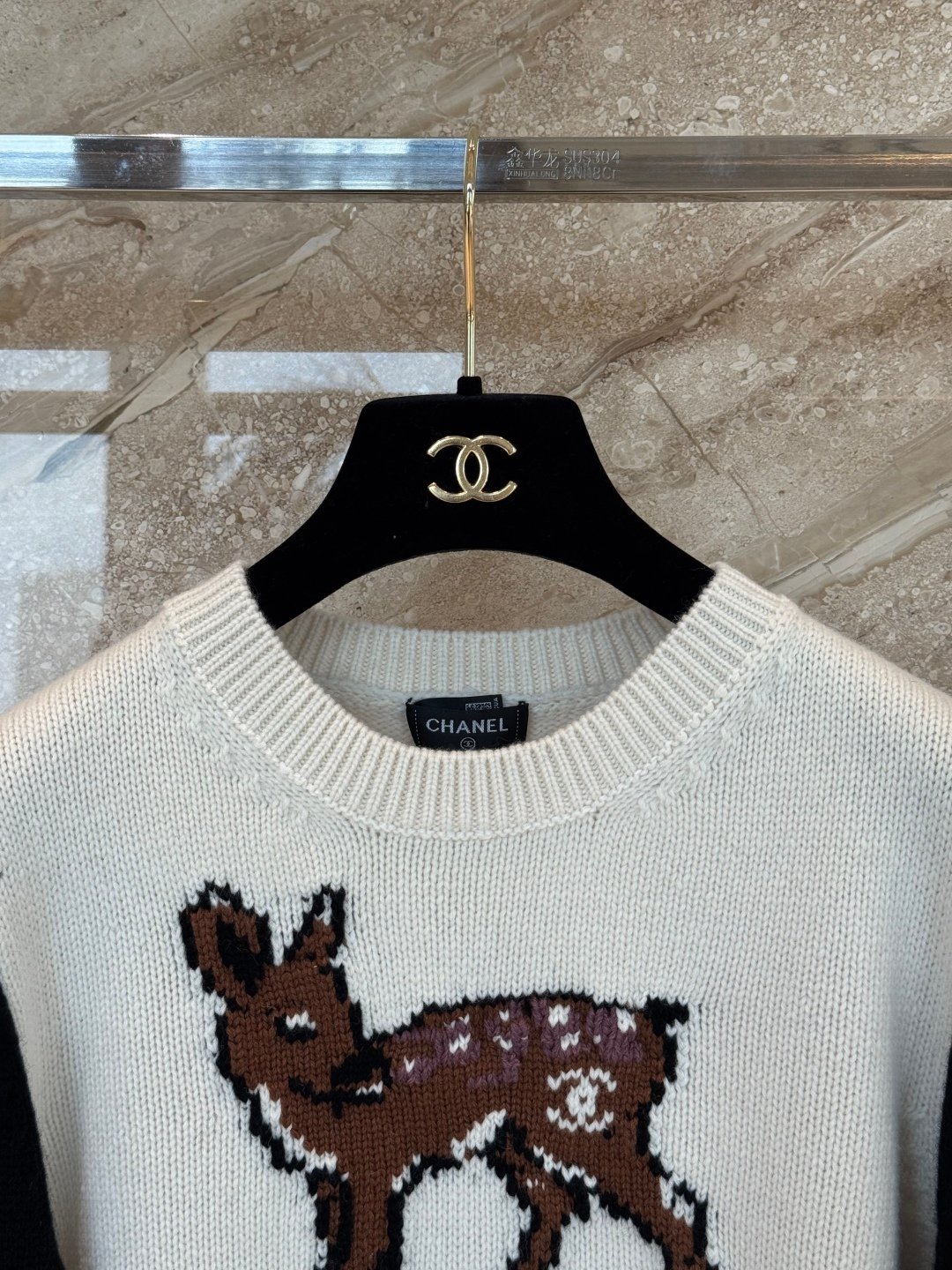 Chanel Color-Contrasting Deer Fur Knitted Sweater D110103 - Image 4