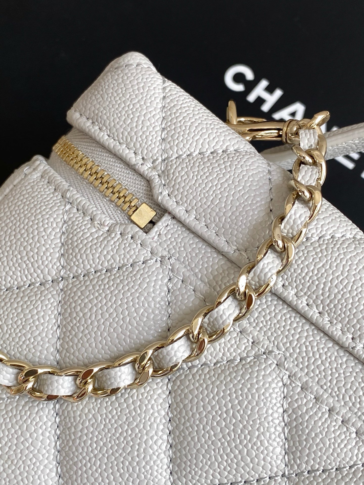 Chanel Quilted Top Handle Vanity L110403 - Image 18
