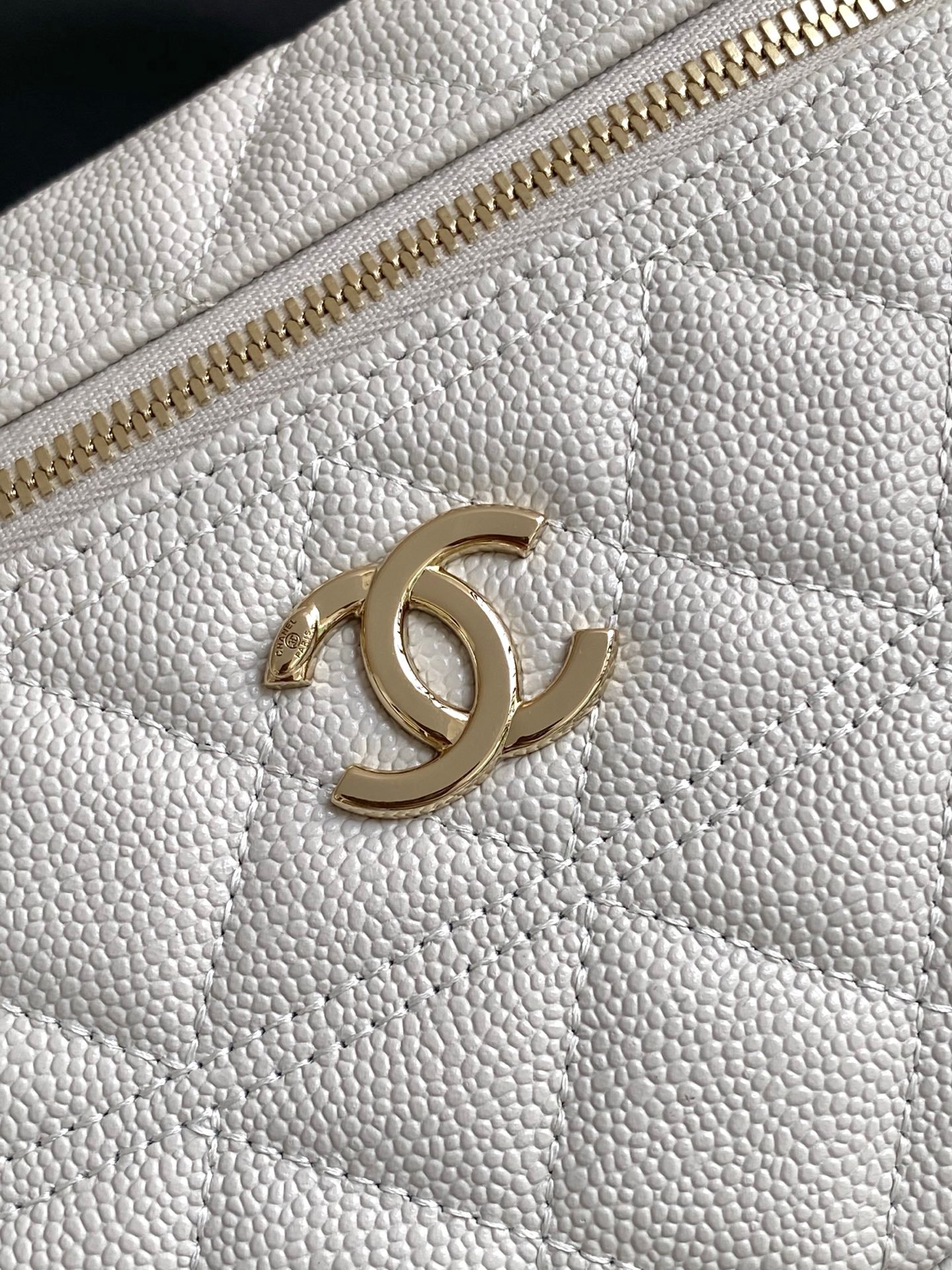 Chanel Quilted Top Handle Vanity L110403 - Image 8
