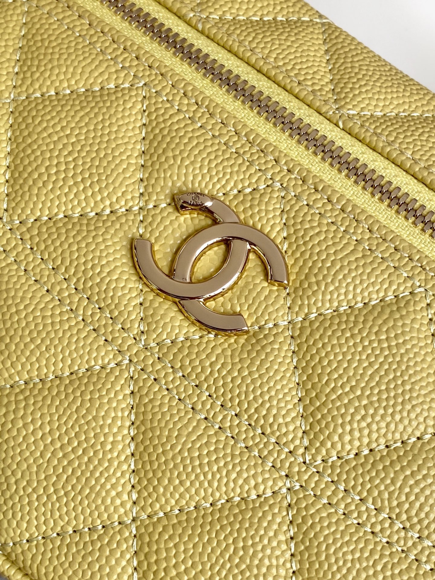 Chanel Quilted Top Handle Vanity L110403 - Image 6