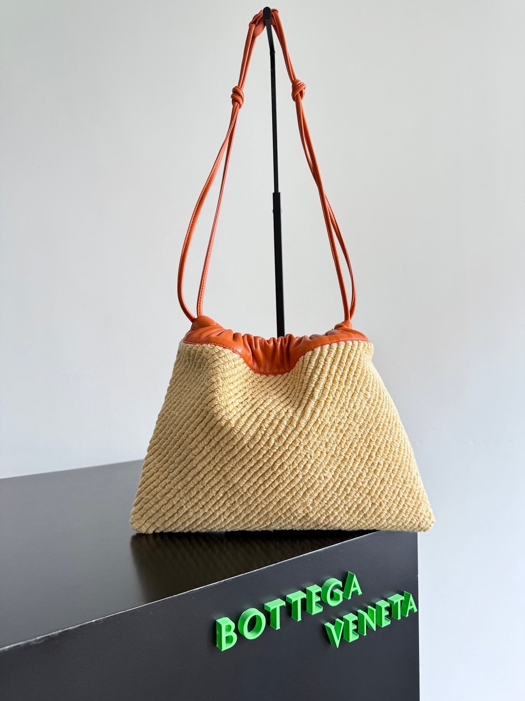 BV Rafia Grass Woven Shoulder Bag L110706 - Image 3