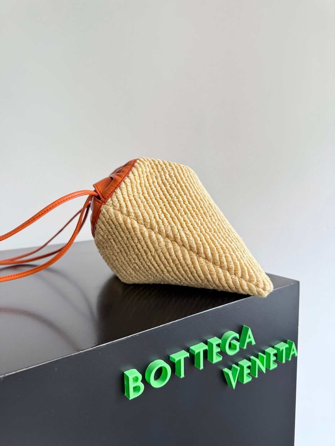 BV Rafia Grass Woven Shoulder Bag L110706 - Image 4