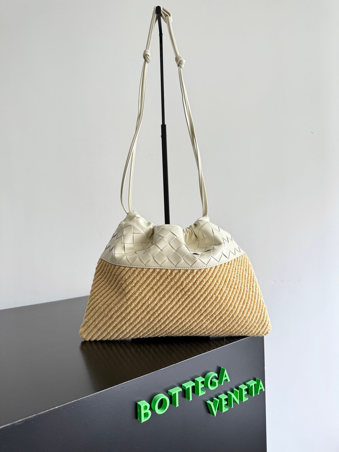 BV Rafia Grass Woven Shoulder Bag L110706 - Image 2