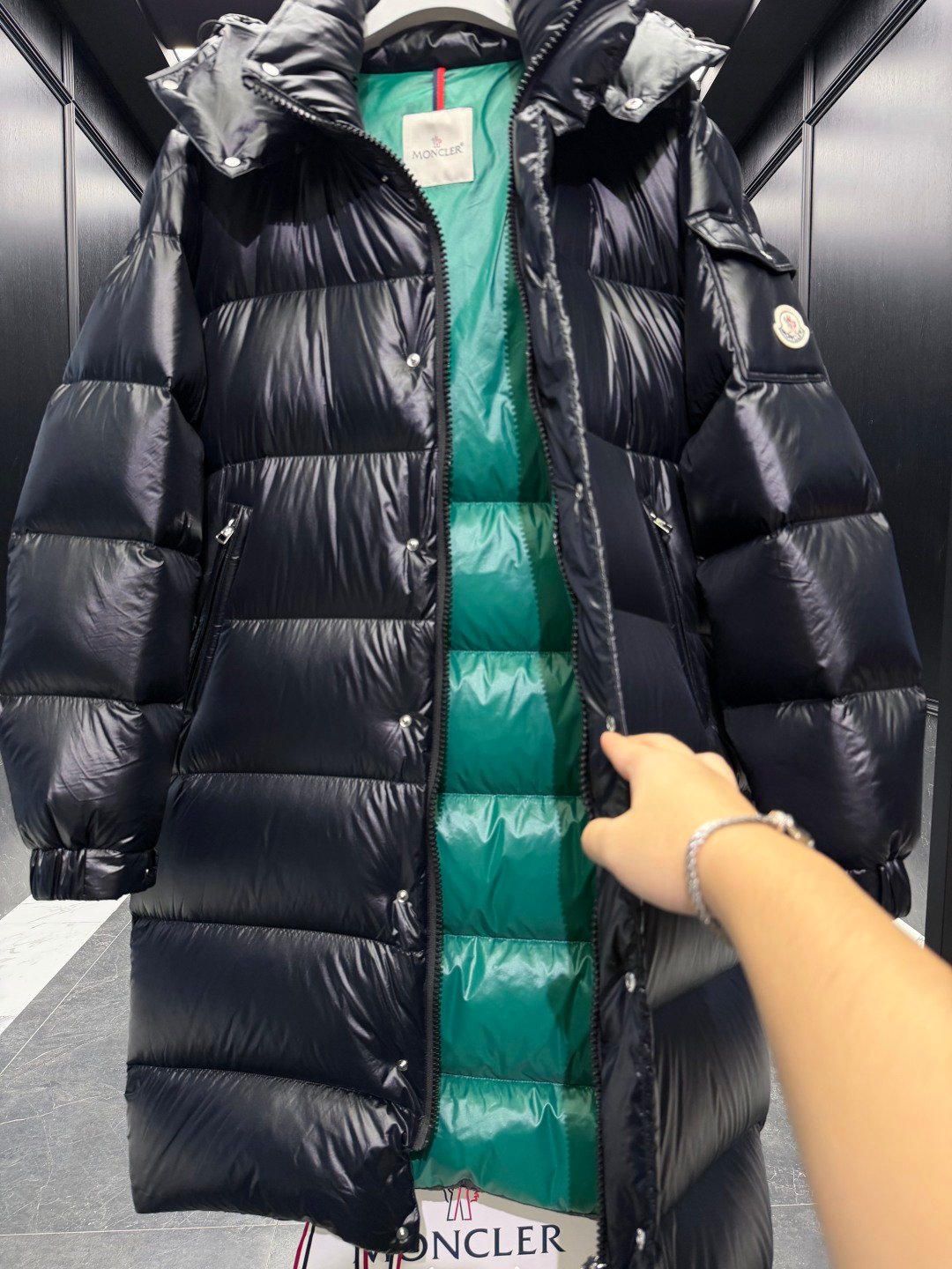 Moncler Long-Sleeved Down Jacket 111206 - Image 5