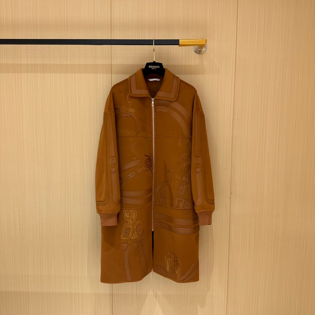 Hermès duffle coat with a saddle and bridle motif D111304 - Image 2