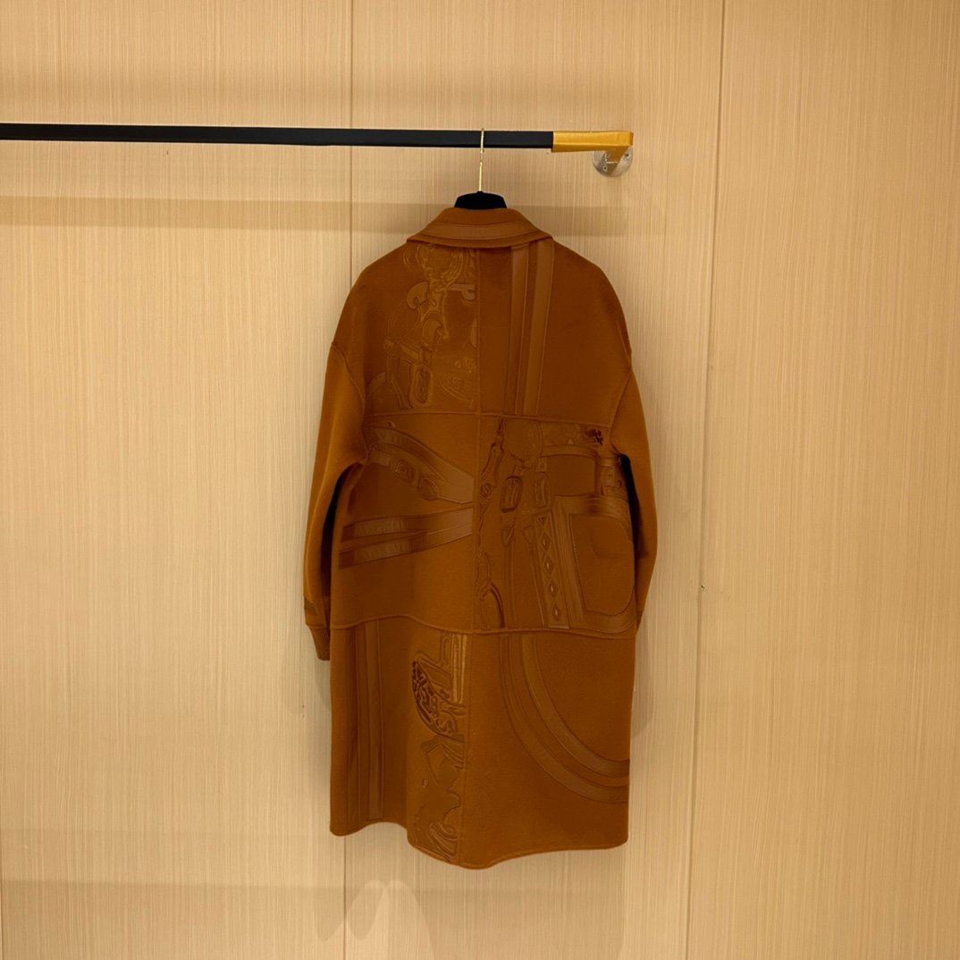 Hermès duffle coat with a saddle and bridle motif D111304 - Image 3