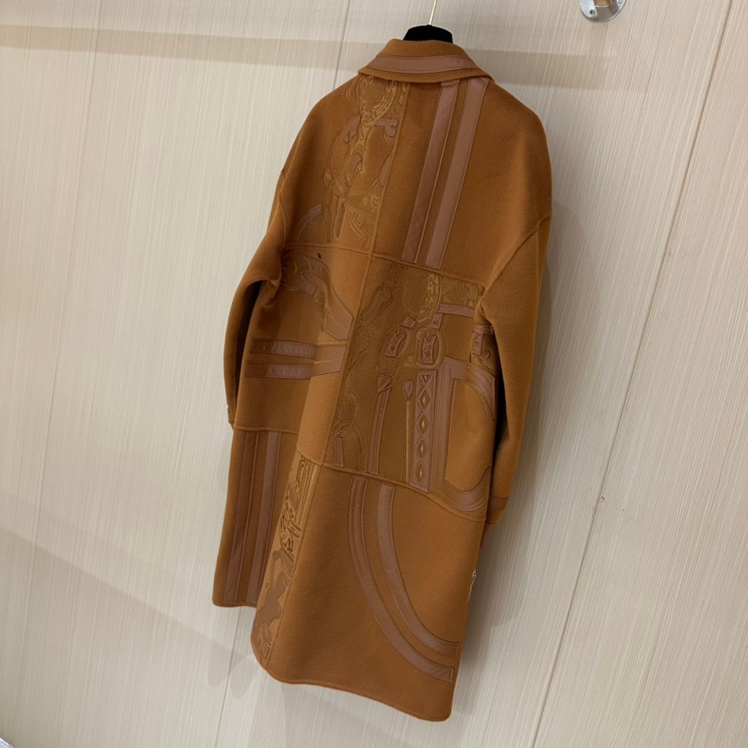 Hermès duffle coat with a saddle and bridle motif D111304 - Image 4