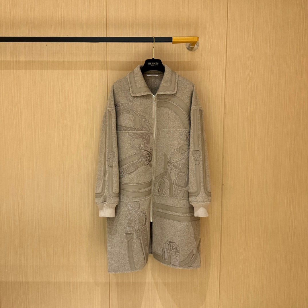 Hermès duffle coat with a saddle and bridle motif D111304 - Image 5