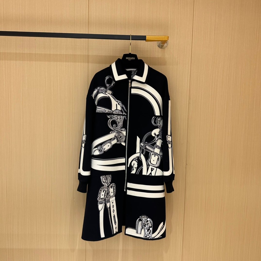 Hermès duffle coat with a saddle and bridle motif D111304 - Image 7