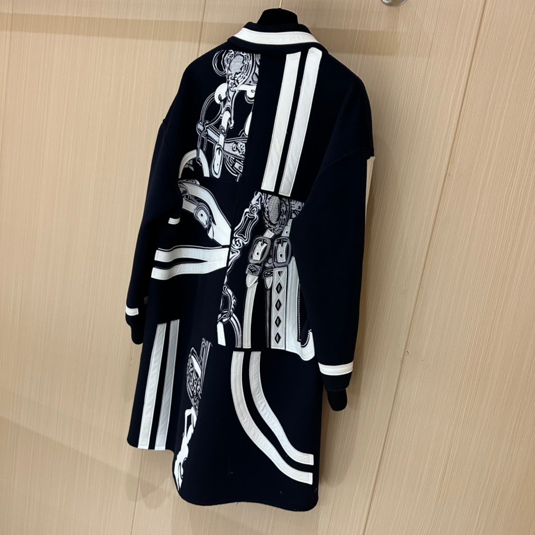 Hermès duffle coat with a saddle and bridle motif D111304 - Image 9