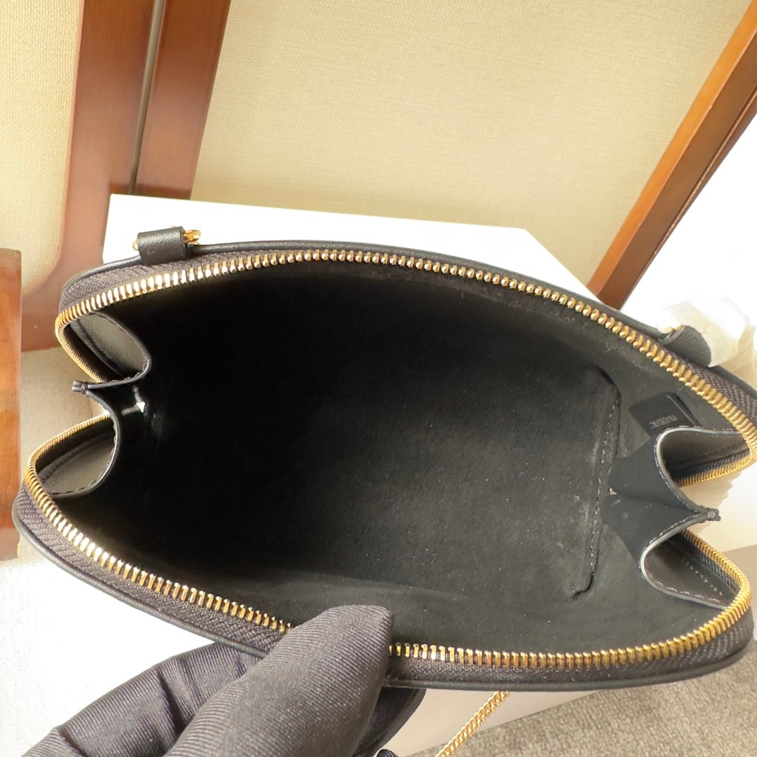 Celine Triomphe Chain Shoulder Bag L112204 - Image 9