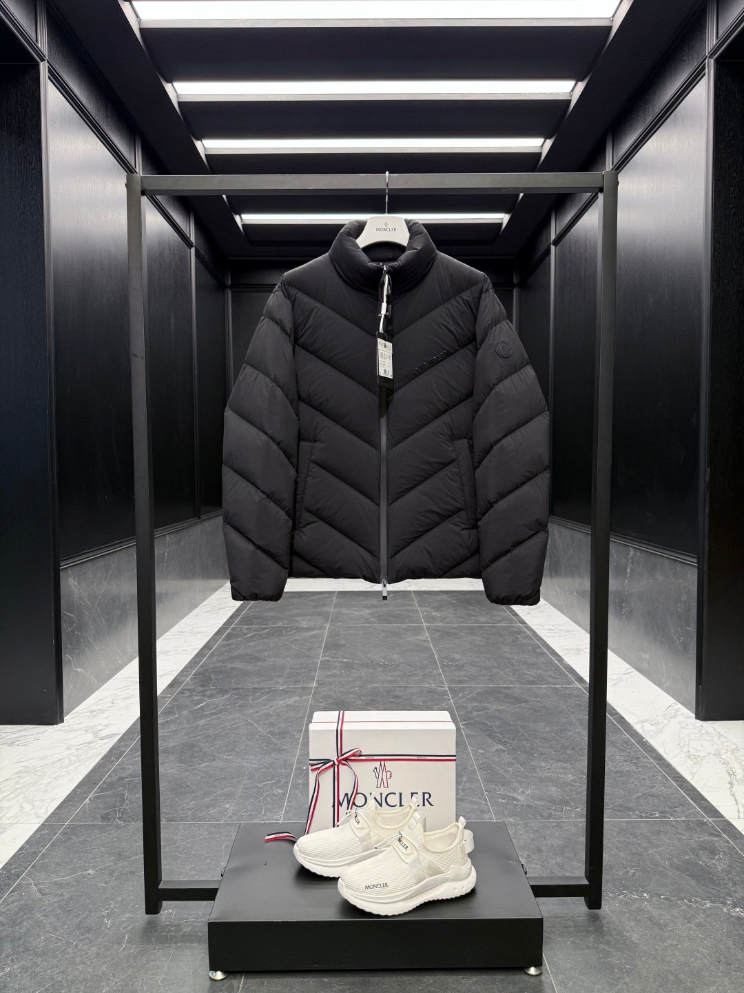 Moncler Grignan Diagonal-Quilted Short Down Jacket 112701