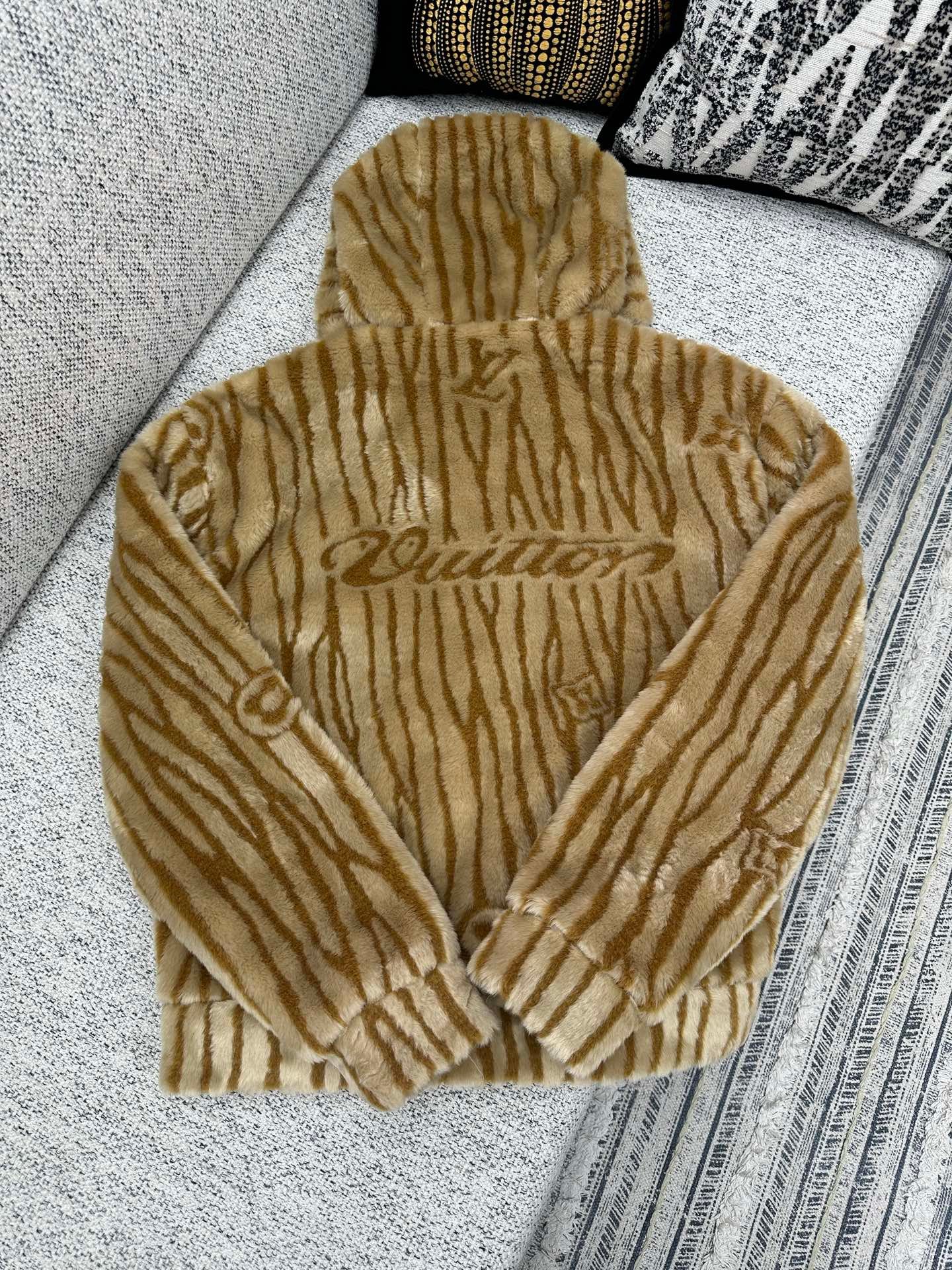 Louis Vuitton Down Hoodie Jacket 112803 - Image 3