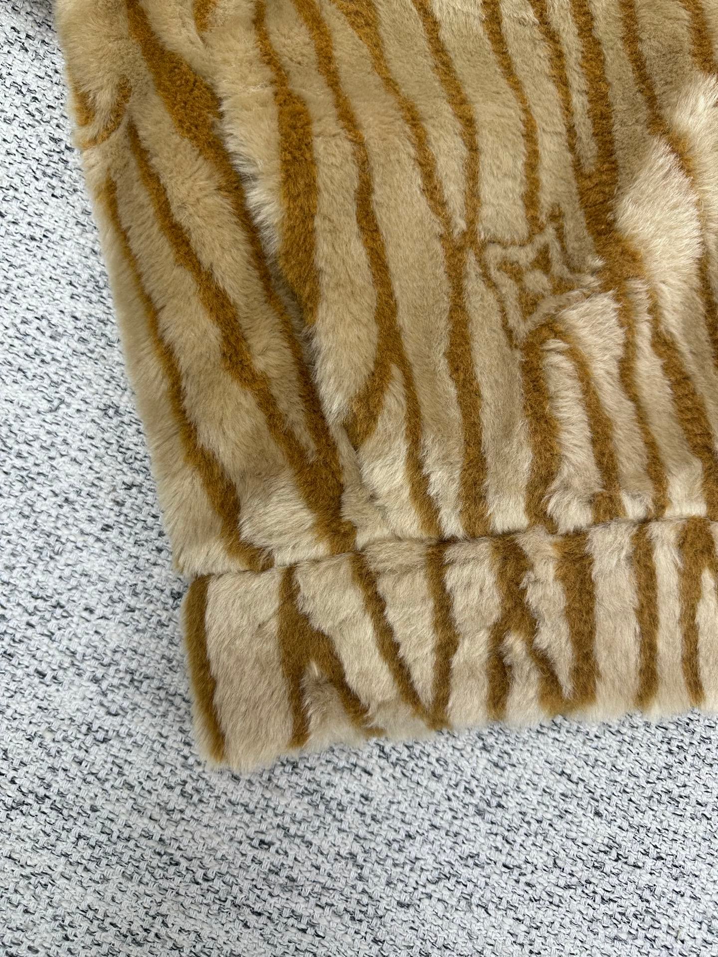 Louis Vuitton Down Hoodie Jacket 112803 - Image 8