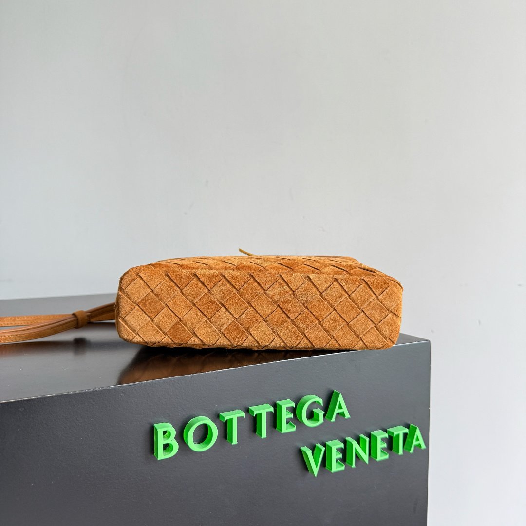 Bottega Veneta Leather Braided Zip Crossbody Bag L112810 - Image 4