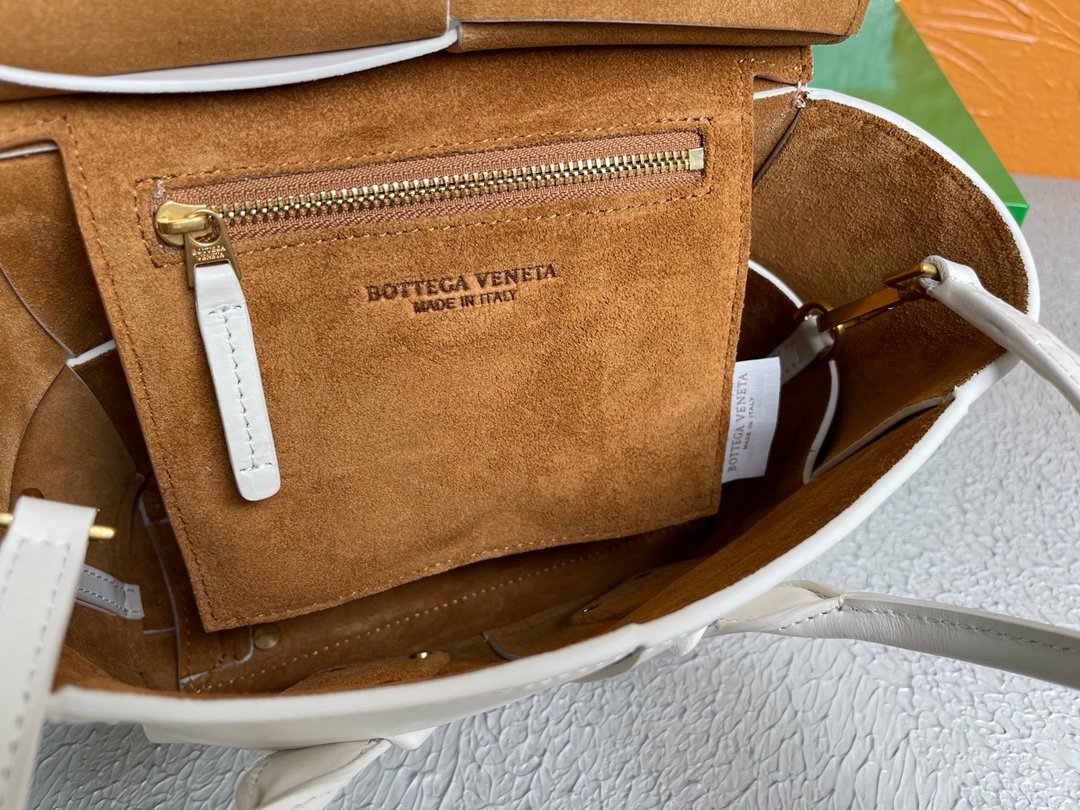 Bottega Veneta Intrecciato Arco Mini - Handle Bags L121107 - Image 16