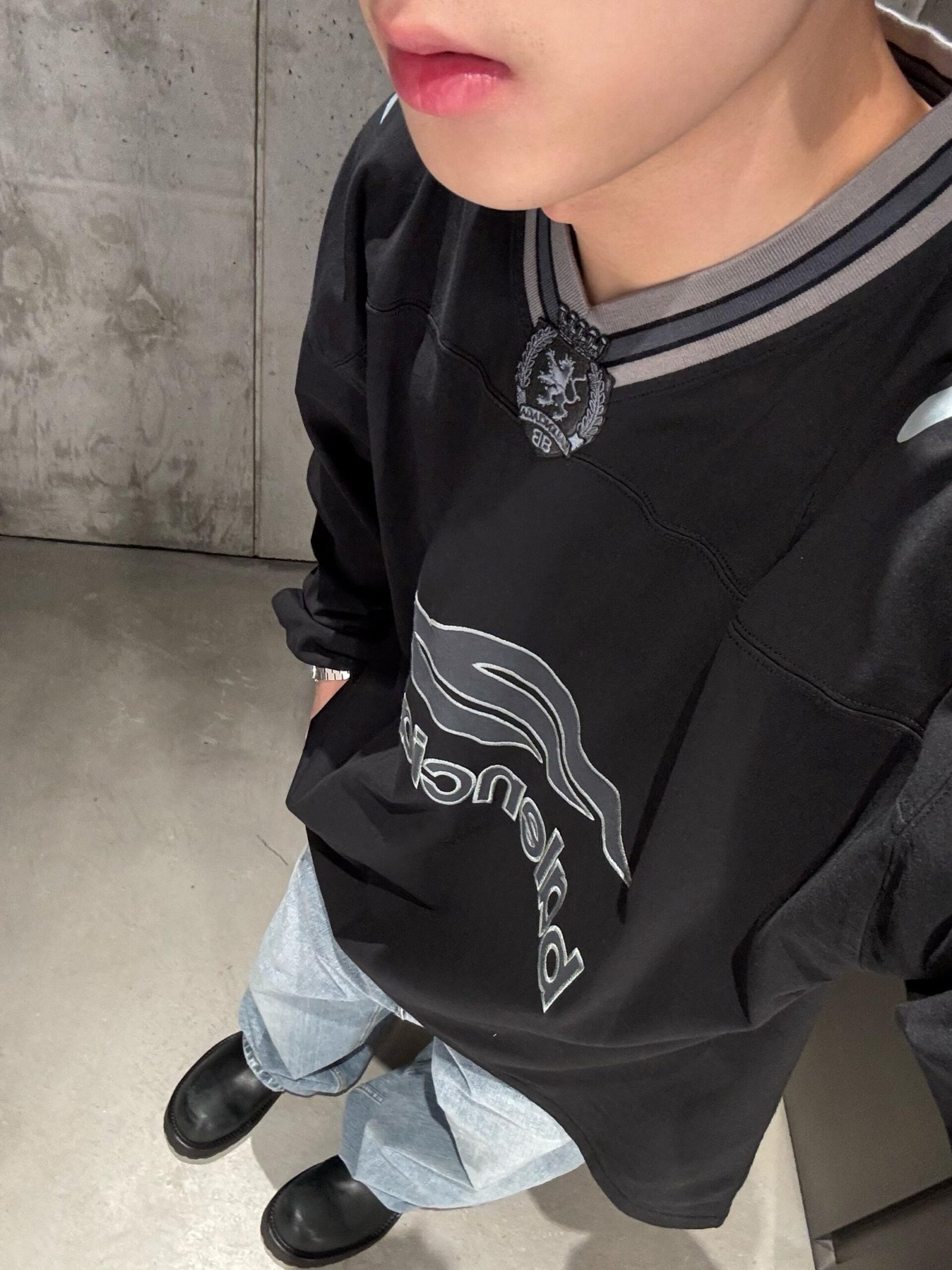 Balenciaga Men's 3b Football Long Sleeve V-neck T-shirt 121107 - Image 9