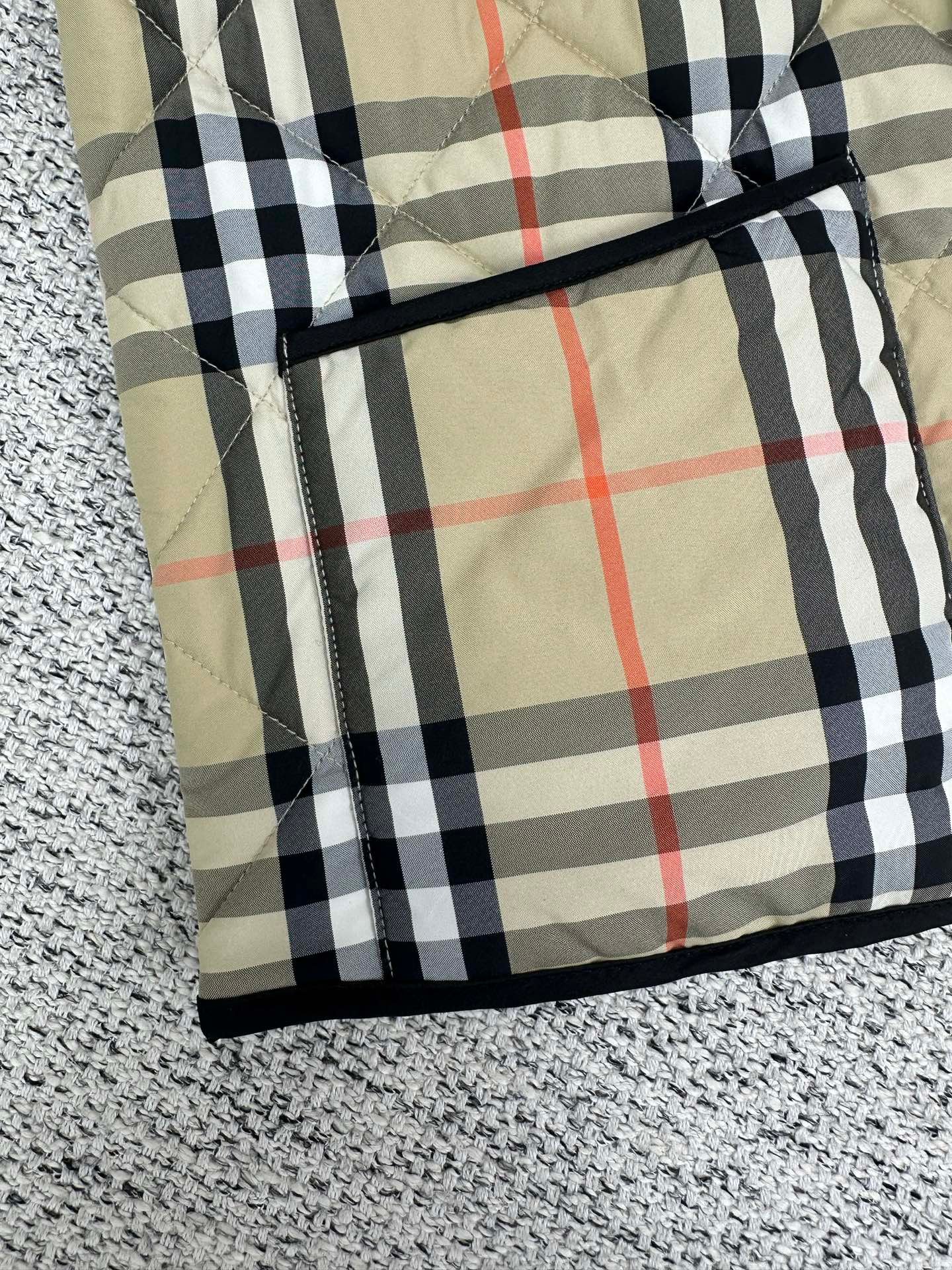 Burberry check-patterned quilted nylon barn jacket 121604 - Image 3