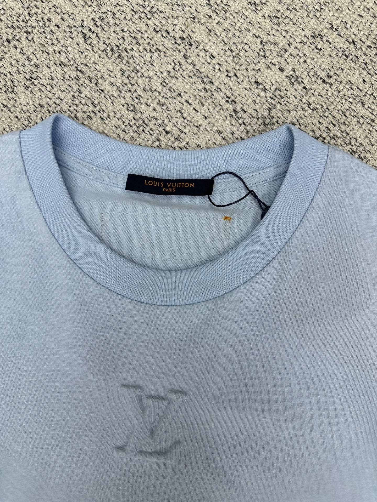 Louis Vuitton Embossed LV T-Shirt 121607 - Image 4