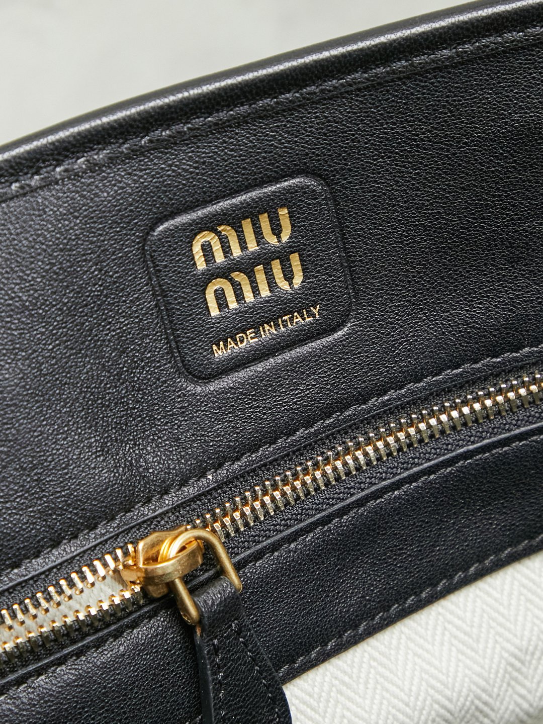 Miu Miu Briarwood Aventure Nappa Leather Bag L121708 - Image 10