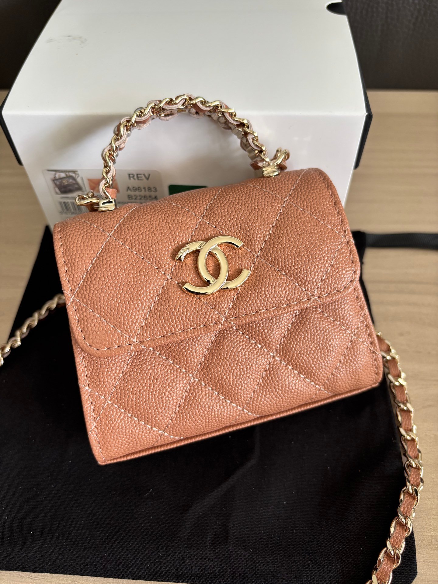 Chanel Matelasse Handbag L122207 - Image 9