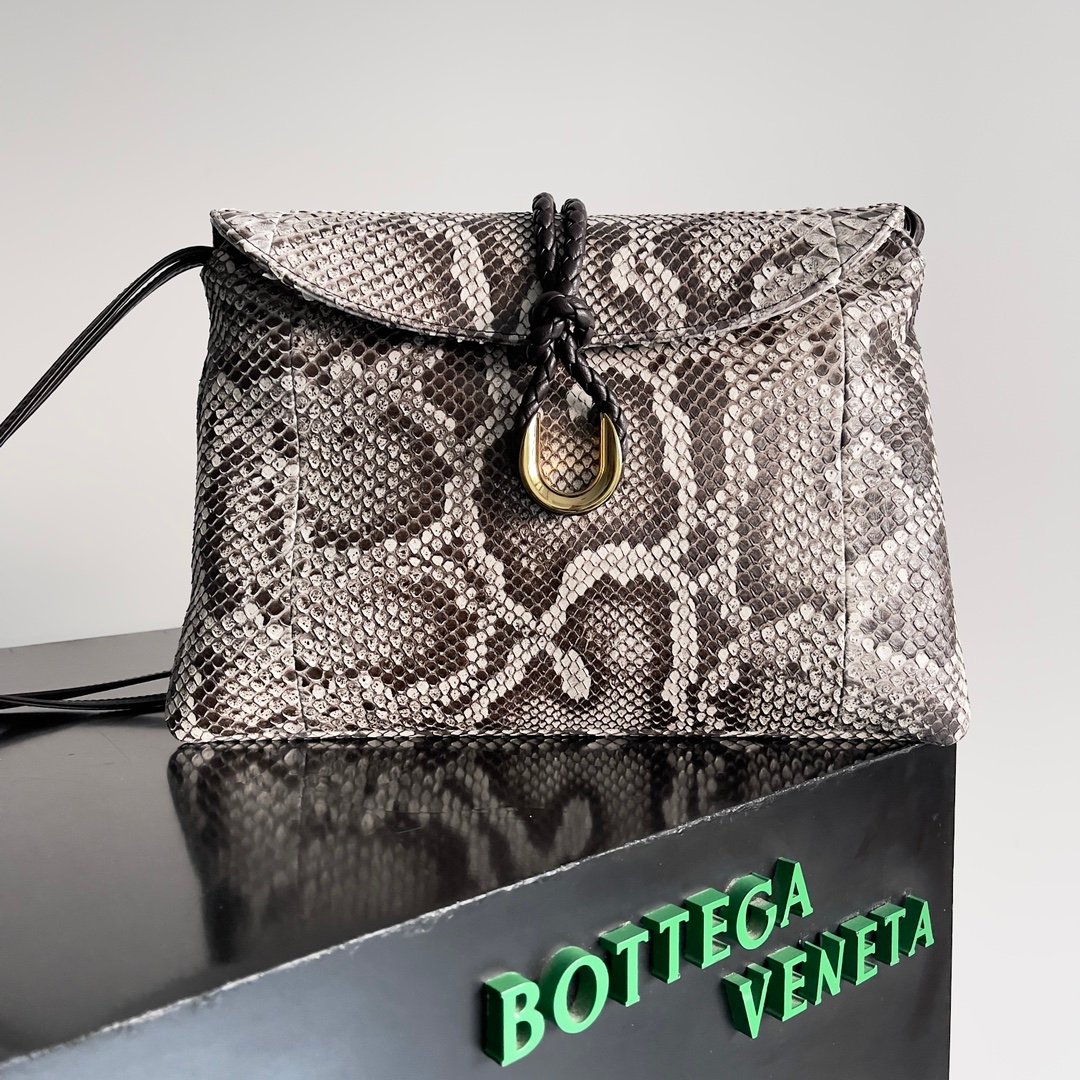 BOTTEGA VENETA lady's crossbody bag L122603