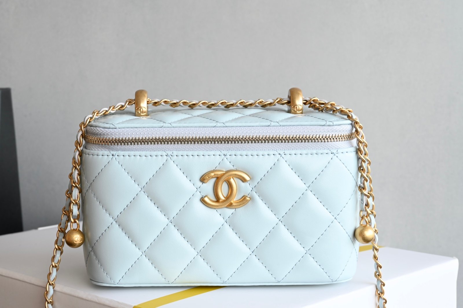 CHANEL Small Golden Ball Double Pearl Chain Makeup Bag L10104 - Image 2