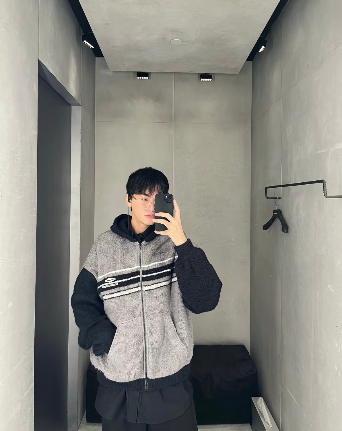 Balenciaga Men's Fluffy Zip-up Hoodie M6011404 - Image 10