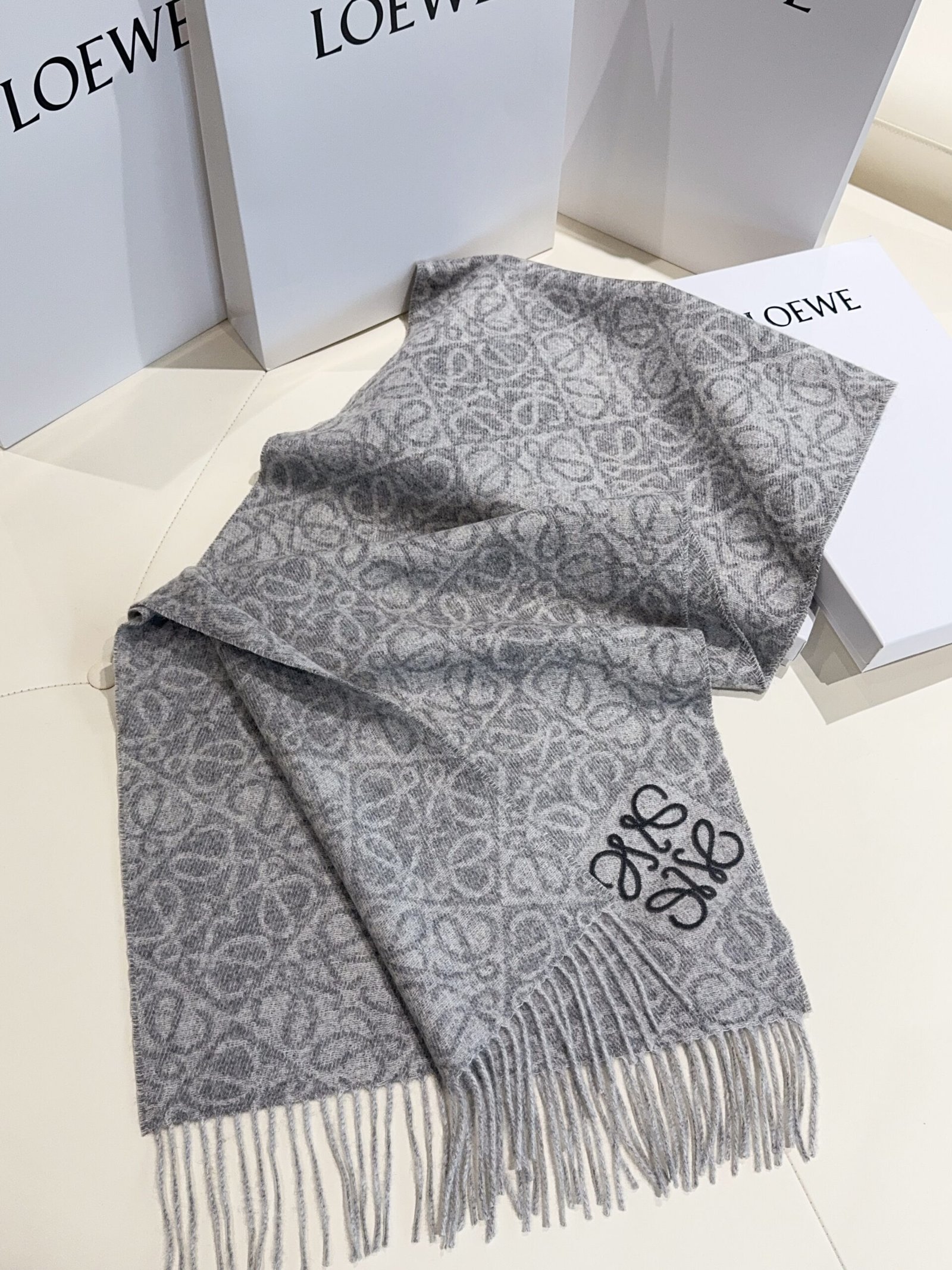Loewe Anagram scarf in wool and cashmere W6011701 - Image 4