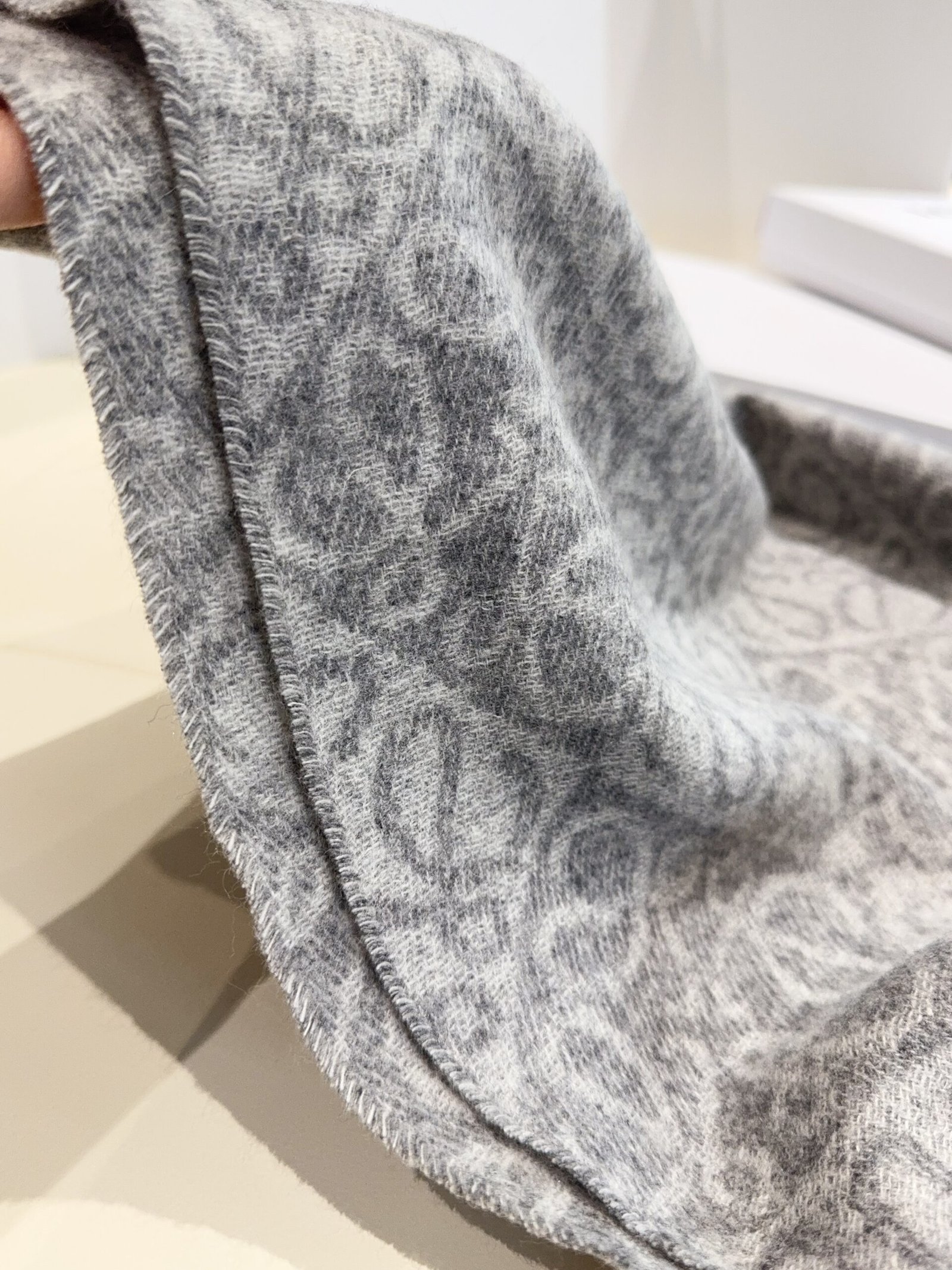Loewe Anagram scarf in wool and cashmere W6011701 - Image 6